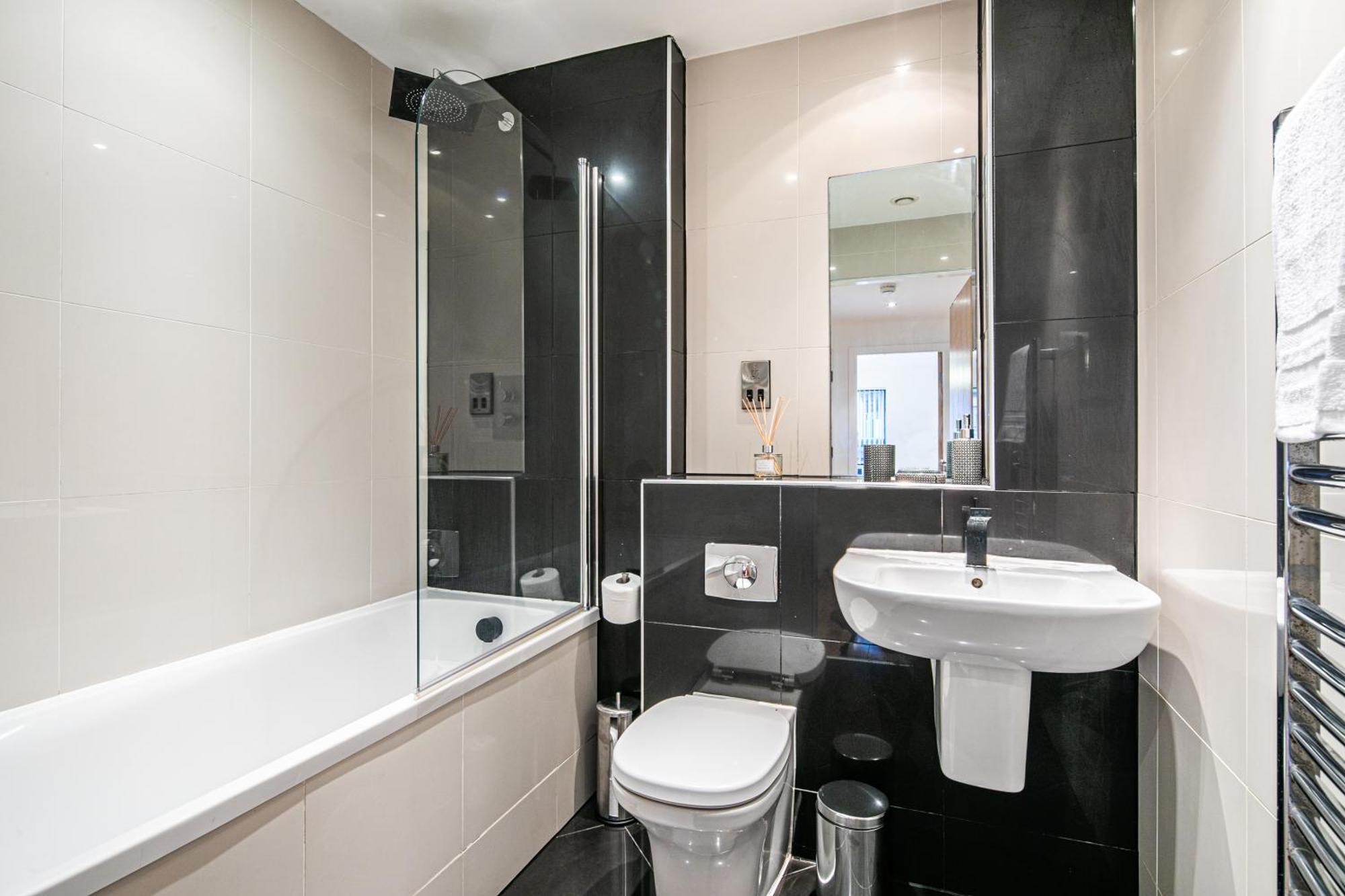 Stylish 2 Bed Apt 18 - City Centre, Free Parking, Espresso Machine & Netflix - Hosted By Stay Host Save Sheffield Extérieur photo